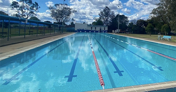 outdoor public swimming pools