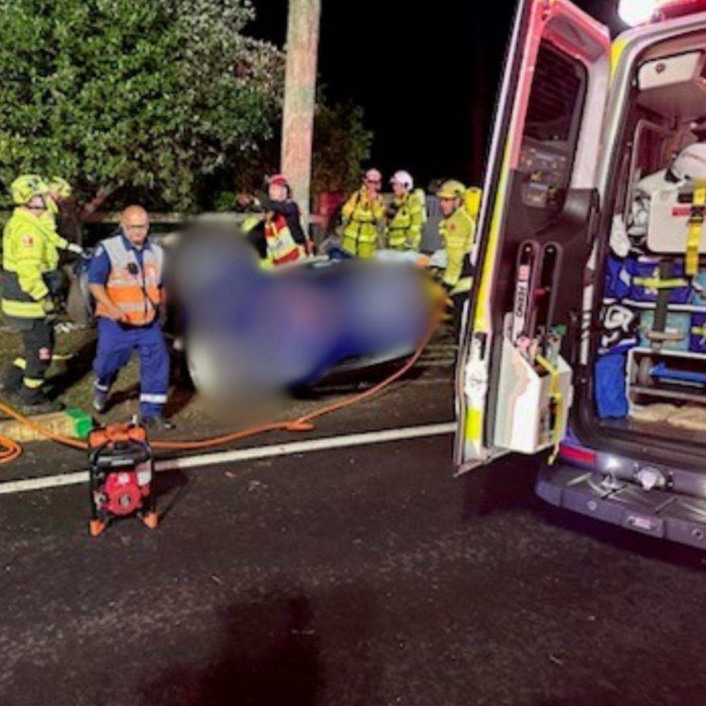The Hills PAC and other crew responding to a car that a pole at Kenthurst Road